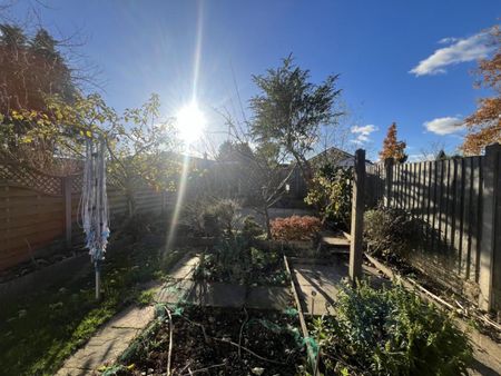 3 Bedroom Terraced House - Photo 2