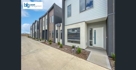 Modern 3-Bedroom Townhouse with Double Garage in Wyndham Vale! - Photo 3