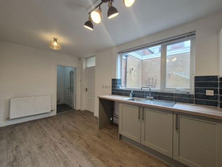 2 bedroom flat to rent - Photo 2