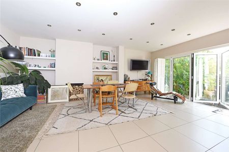 A well-presented five bedroom family house on a residential road in North Kingston close to Richmond Park. - Photo 2
