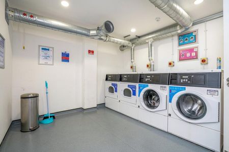 3 bedroom flat to rent - Photo 2