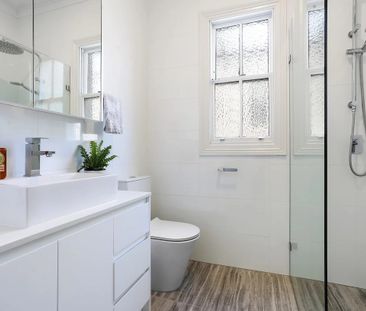 Grand 4 bed terrace in blue ribbon location - Photo 1