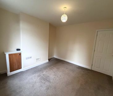 2 bedroom mid terrace to let - Photo 5