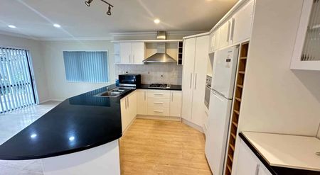 Six bedroom house with 3 bathrooms in East Tamaki - Photo 4