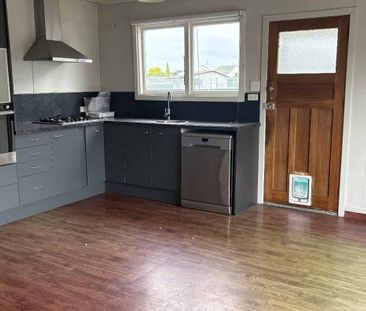 Five bedroom home - ALLENTON - Photo 4