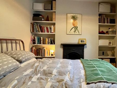 Calm room in stylish family home in arty area - Photo 3