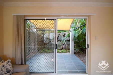 Furnished Private Townhouse Just 500m from Toowong Village - Photo 2