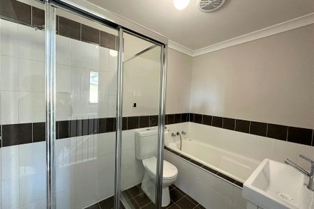 CONTEMPORARY HOUSE IN HIGHLY DESIRED LOCATION - Photo 5