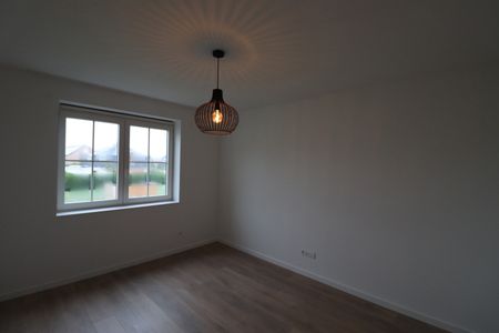 Nieuwbouwwoning met 3 slaapkamers, zolder, tuin en 2 autostaanplaatsen. - Photo 5