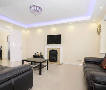 4 bedroom House in Walsh Avenue, Bracknell - Photo 2