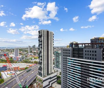 CONTEMPORARY ONE-BEDROOM WITH CARPARK IN SOUTHBANK - FURNISHED - Photo 1