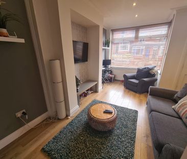 2 Bed - 35 Elsham Terrace, Burley, Leeds - LS4 2RB - Student/Professional - Photo 1