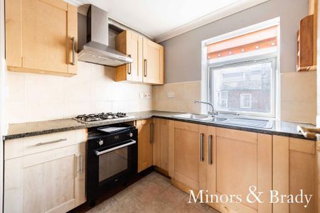 3 bedroom semi-detached house to rent - Photo 2