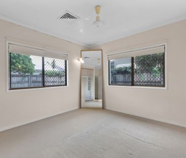 Spacious three bedroom Duplex in super convenient location - Photo 4