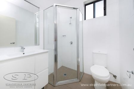 Modern 3 Bedroom Apartment in Boutique Block - Photo 5