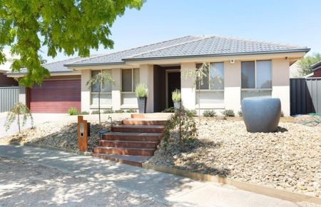 Stunning 5-Bedroom Family Home in Caroline Springs - Photo 5