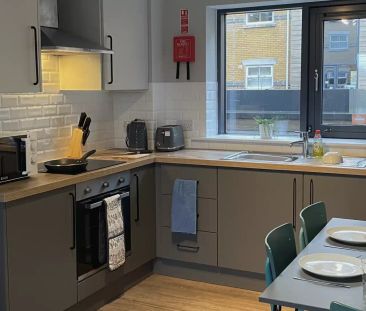 Classic 4 Bed Apartment - Photo 3