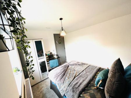 BEDROOM 5 – MEDIUM DOUBLE ENSUITE - Photo 2