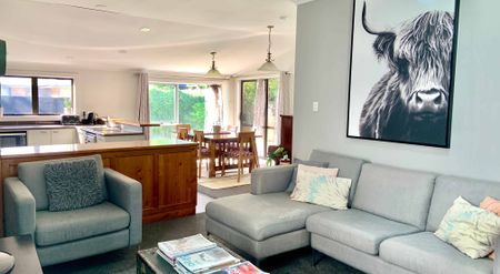 Fully Furnished Spacious Sundrenched Bungalow! - Photo 2