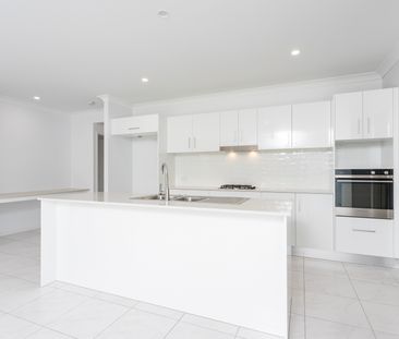 GORGEOUS FAMILY HOME IN SOUGHT AFTER LOCATION! - Photo 5