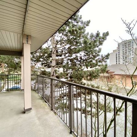 Spacious 2 bedroom + 2 bath suite next to Richmond Centre & Minoru!! - Photo 3