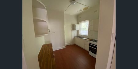 Charming 1930s Art Deco Duplex in a Quiet, Convenient Location - Photo 4