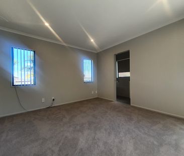 Modern Family Home - Photo 3