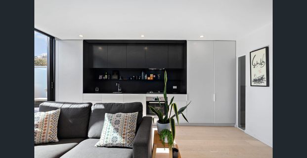 One Bedroom Apartment in the Iconic Noir Apartments! - Photo 1
