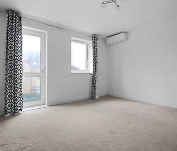 4 bedroom end of terrace house to rent - Photo 2