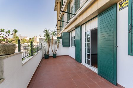 Apartamento T2 para arrendamento sem móveis, com terraço e garagem na Lapa em Lisboa - Photo 4