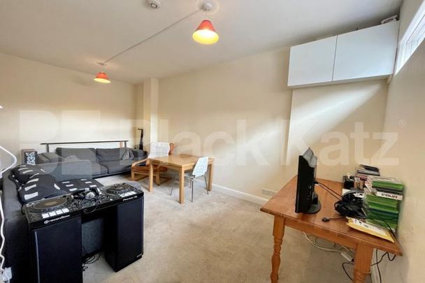 Offering 1235 Sq.Ft.of living space with charming garden & extra study room - Photo 1