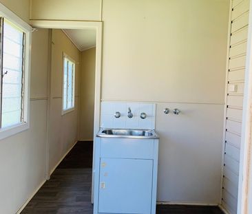 COTTAGE STYLE COSY FAMILY HOME IN GREAT LOCATION! - Photo 4