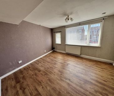 4 bedroom detached house to rent - Photo 2