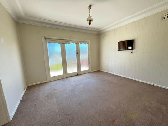 Neat & Tidy Family Home in Prime Location! - Photo 1