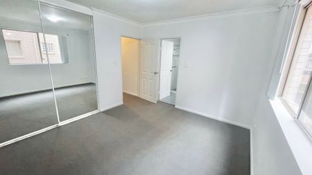 WELL PRESENTED GROUND FLOOR 2 BEDROOM UNIT! - Photo 2