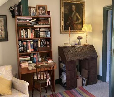 Bright bedroom in pretty attic flat - Photo 5