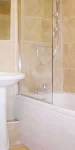 3 bedroom flat to rent - Photo 4