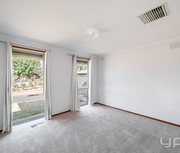 CLASSIC FAMILY HOME IN A QUIET COURT LOCATION! - Photo 3