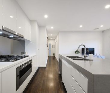 Sleek & Spacious Townhouse in a Quiet Oakleigh East Location - Photo 5