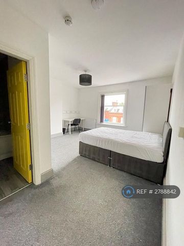 1 bedroom in a house share to rent - Photo 2