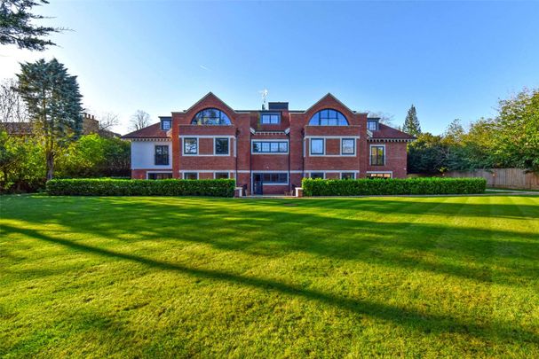 An exclusive, luxury apartment located on one of Beaconsfield's premier roads within easy reach of Beaconsfield New Town and station - Photo 1