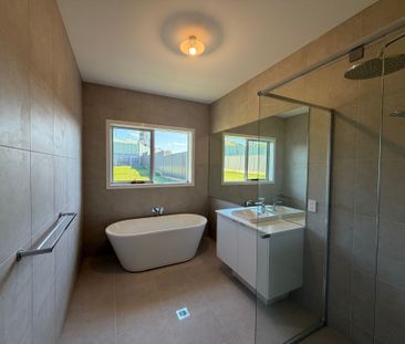Modern Brand-New Family Home in Watagan Park Estate - Photo 6