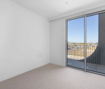 Waterfront Living at Its Finest – Stylish Ground Floor Apartment - Photo 2