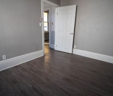 **COZY & CENTRAL** MAIN UNIT IN WESTERN HILL AVAILABLE! - Photo 3