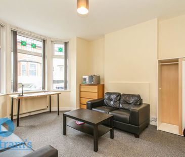 5 bed Semi-Detached House for Rent - Photo 4