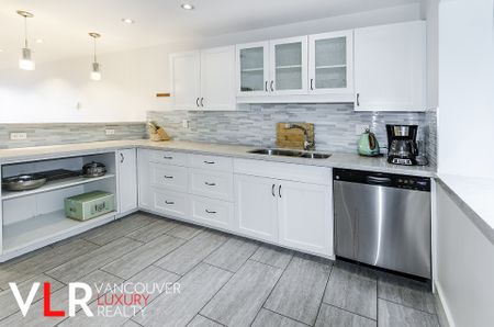 Townhouse in West Vancouver, BC - Photo 2
