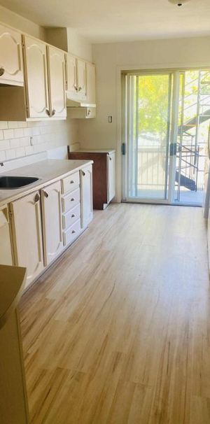 4 1/2 à louer à Lachine, libre immédiatement, proche du canal Lachine et du parc Lasalle. ( 1 place de stationnement privée ) - Photo 1