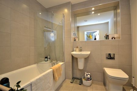 Flat to rent - St. Marks Road, Bromley, BR2 - Photo 5