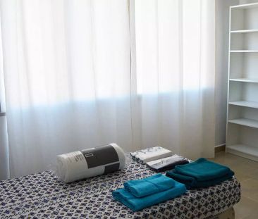 Exterior room with desk in 4-bedroom apartment, Extramurs - Females - Photo 3