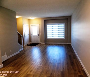 GREAT 3 BED, 2.5 BATH, 2 STOREY TOWNHOUSE, W/ A DBL DETACHED GARAGE... - Photo 6